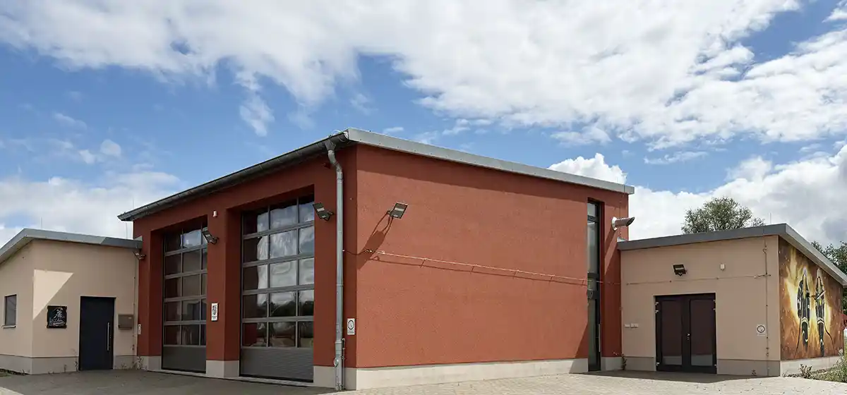 Blick auf das verputzte Feuerwehrgerätehaus
