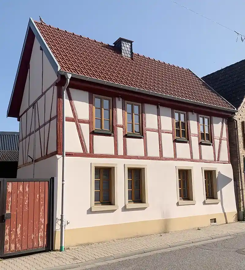 Blick auf ein Haus mit freigelegtem Fachwerk