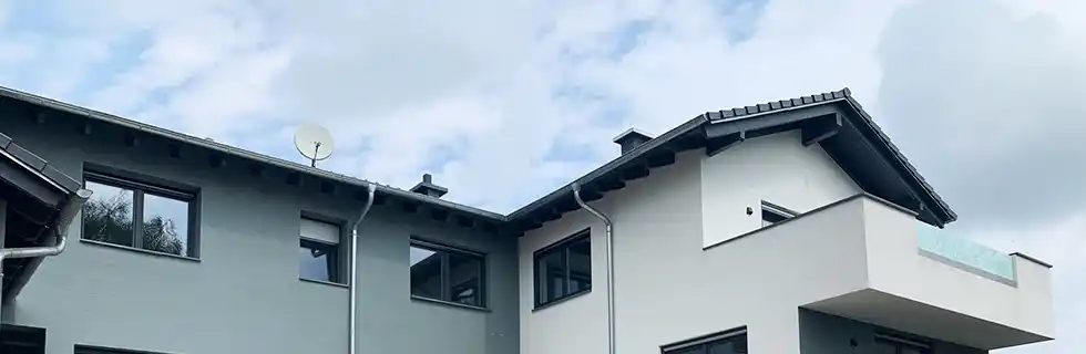 Blick auf eine Hauswand mit Fenstern und Balkon