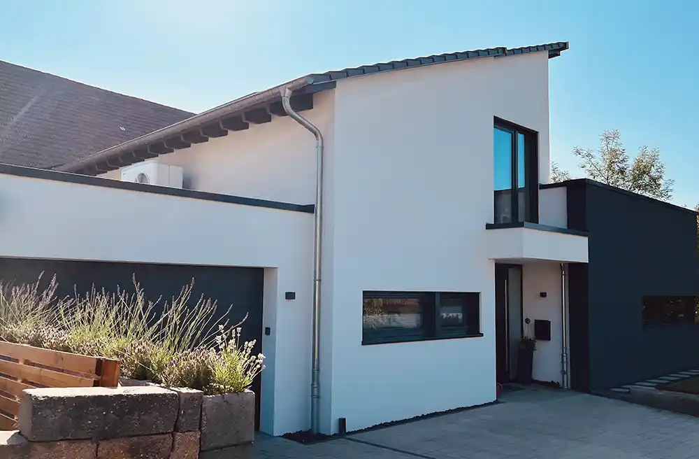 Blick auf einen verputzten Neubau