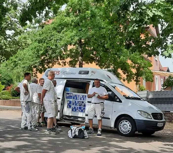 Torsten Wojtyna und sein Team essen Eis am Eismobil