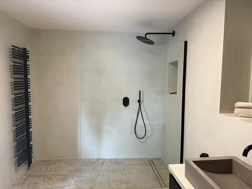 Blick in ein fugenloses Bades