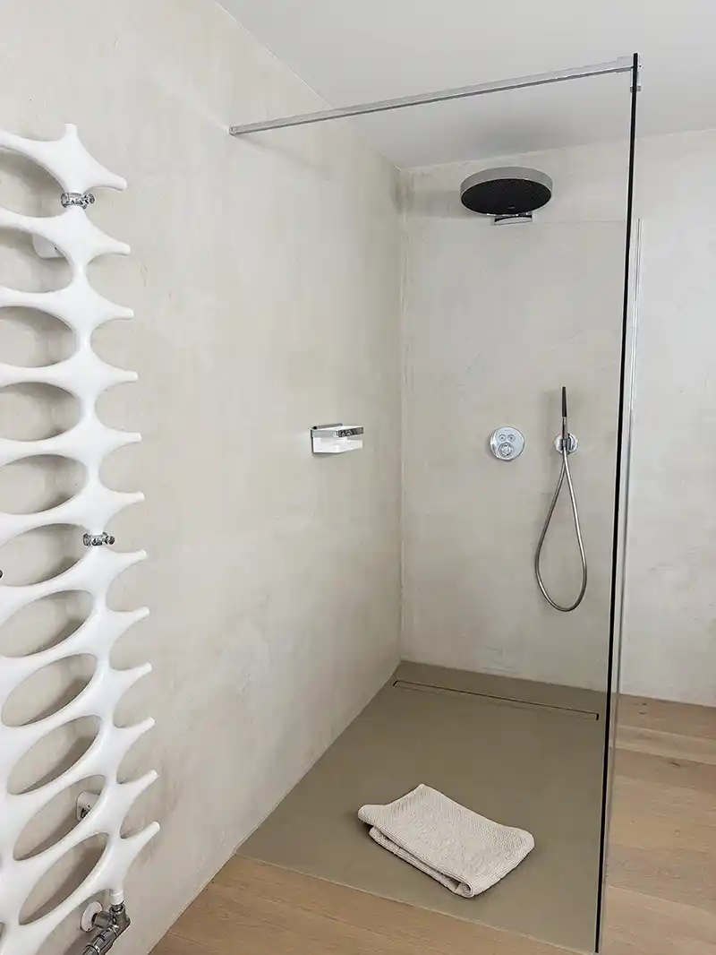 Blick in die Dusche eines fugenloses Bades