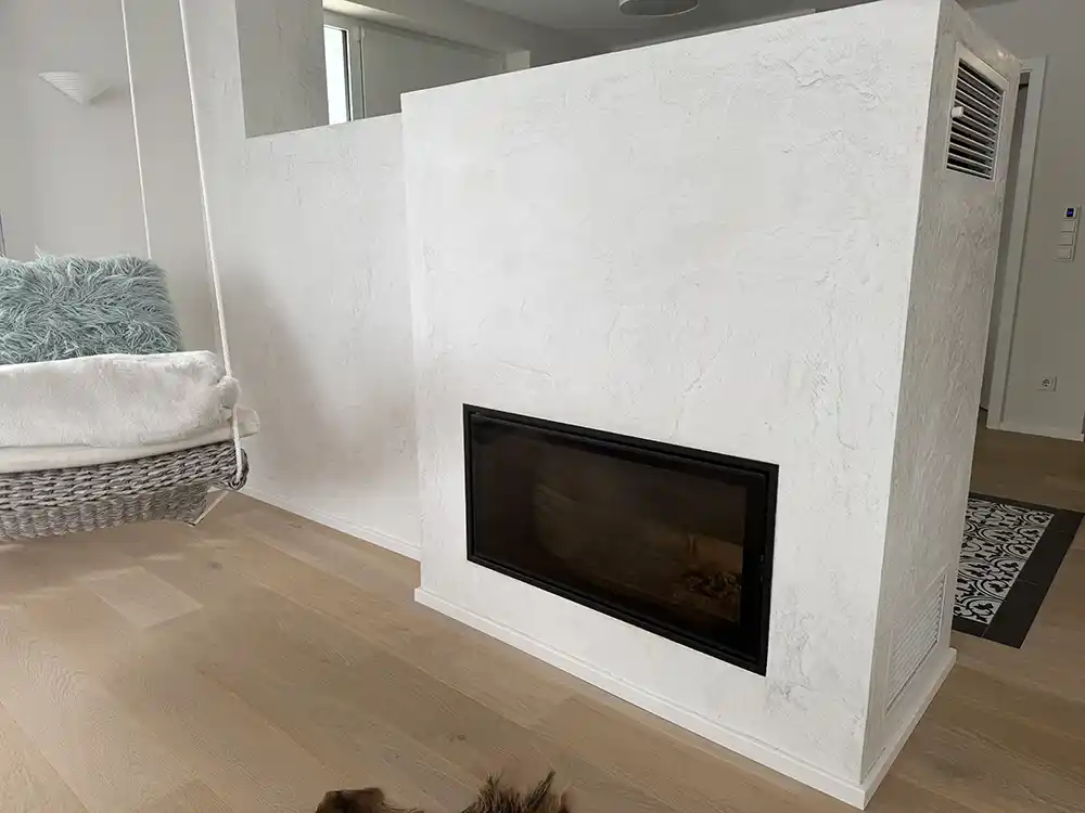 Blick auf eine hitzebeständige Spachtelung an einem Kamin